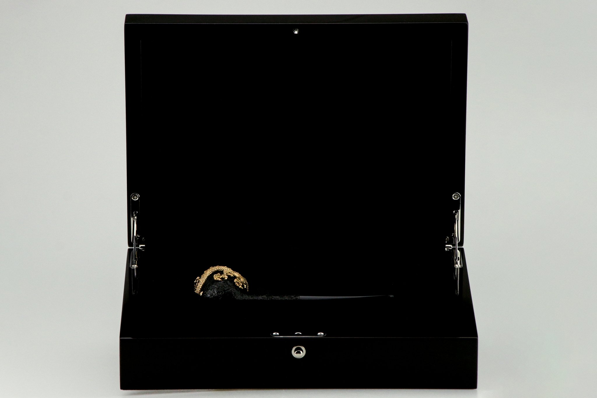 Dunhill_Limited_Edition_Shell_Briar_Dragon_Gold_09