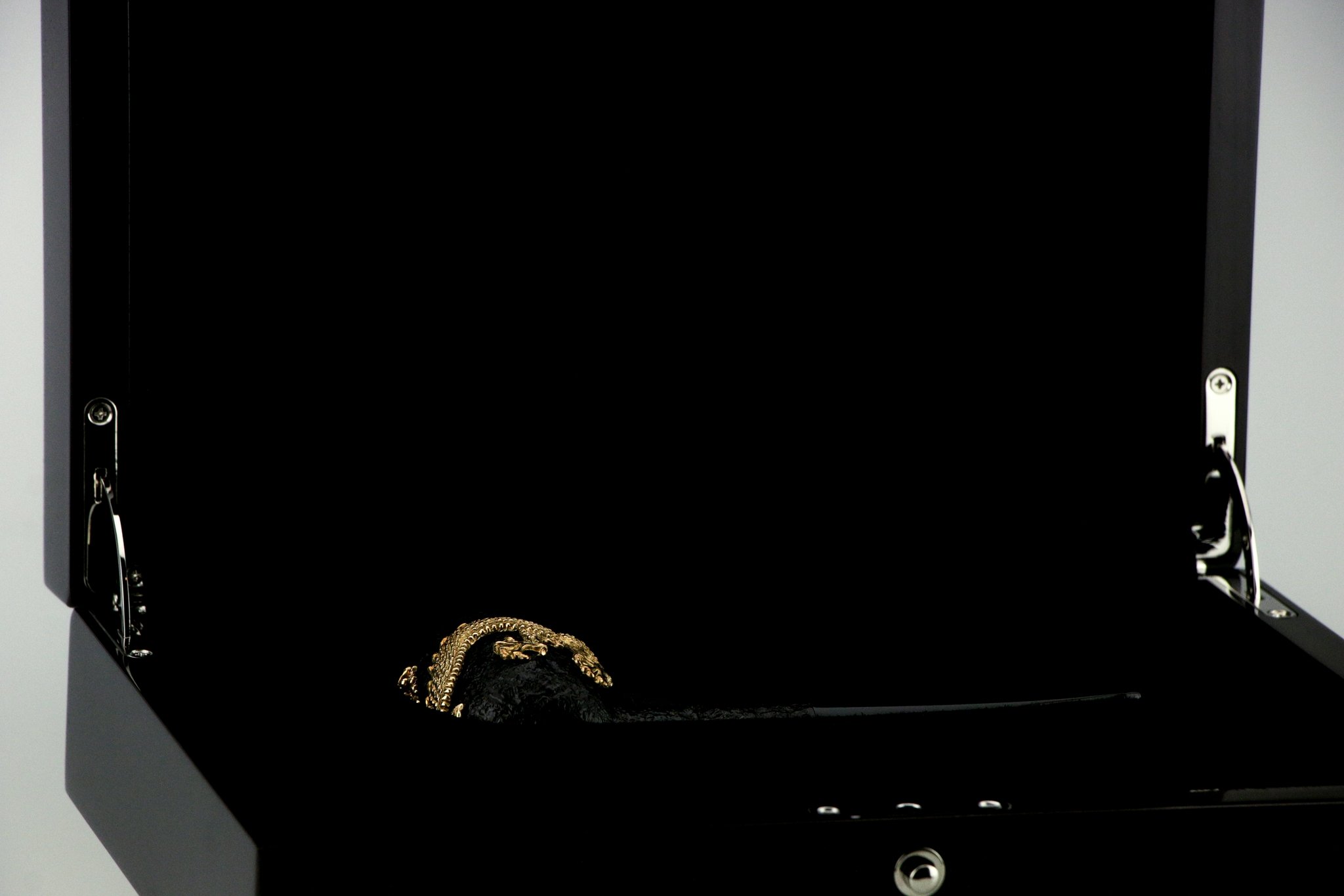 Dunhill_Limited_Edition_Shell_Briar_Dragon_Gold_10