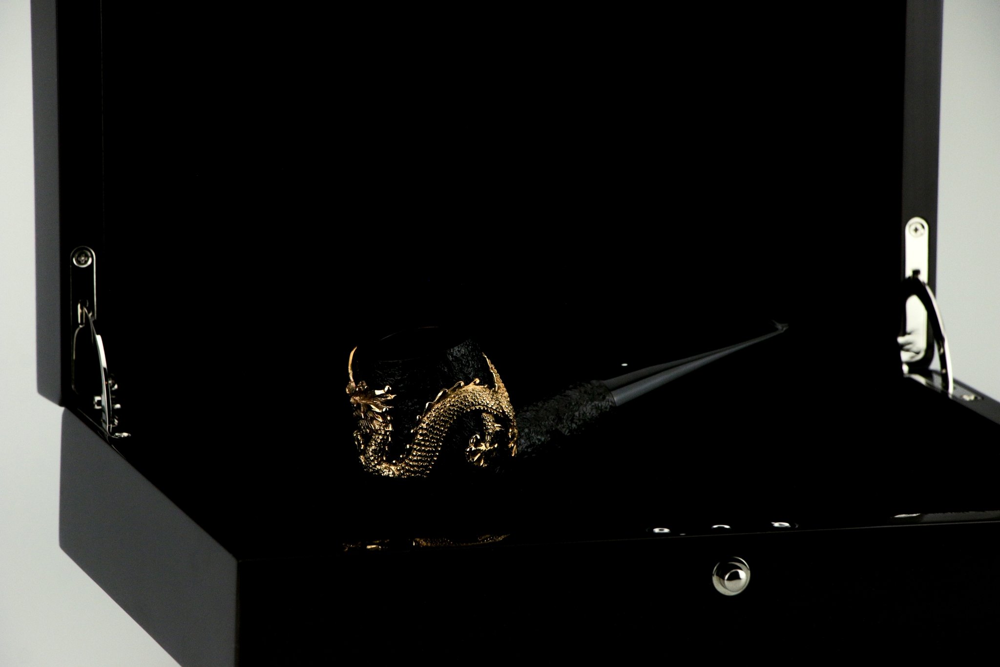 Dunhill_Limited_Edition_Shell_Briar_Dragon_Gold_11