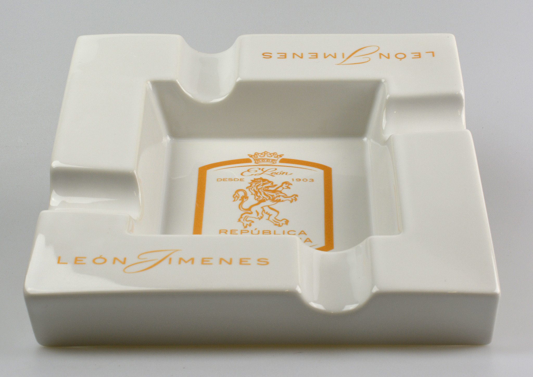 Leon Jimenes Aschenbecher weiß