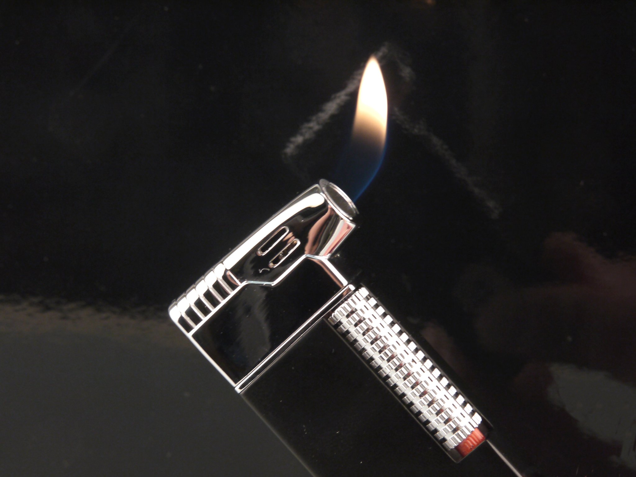 Passatore Pfeifenfeuerzeug schwarz matt chrom poliert (234012) Flamme