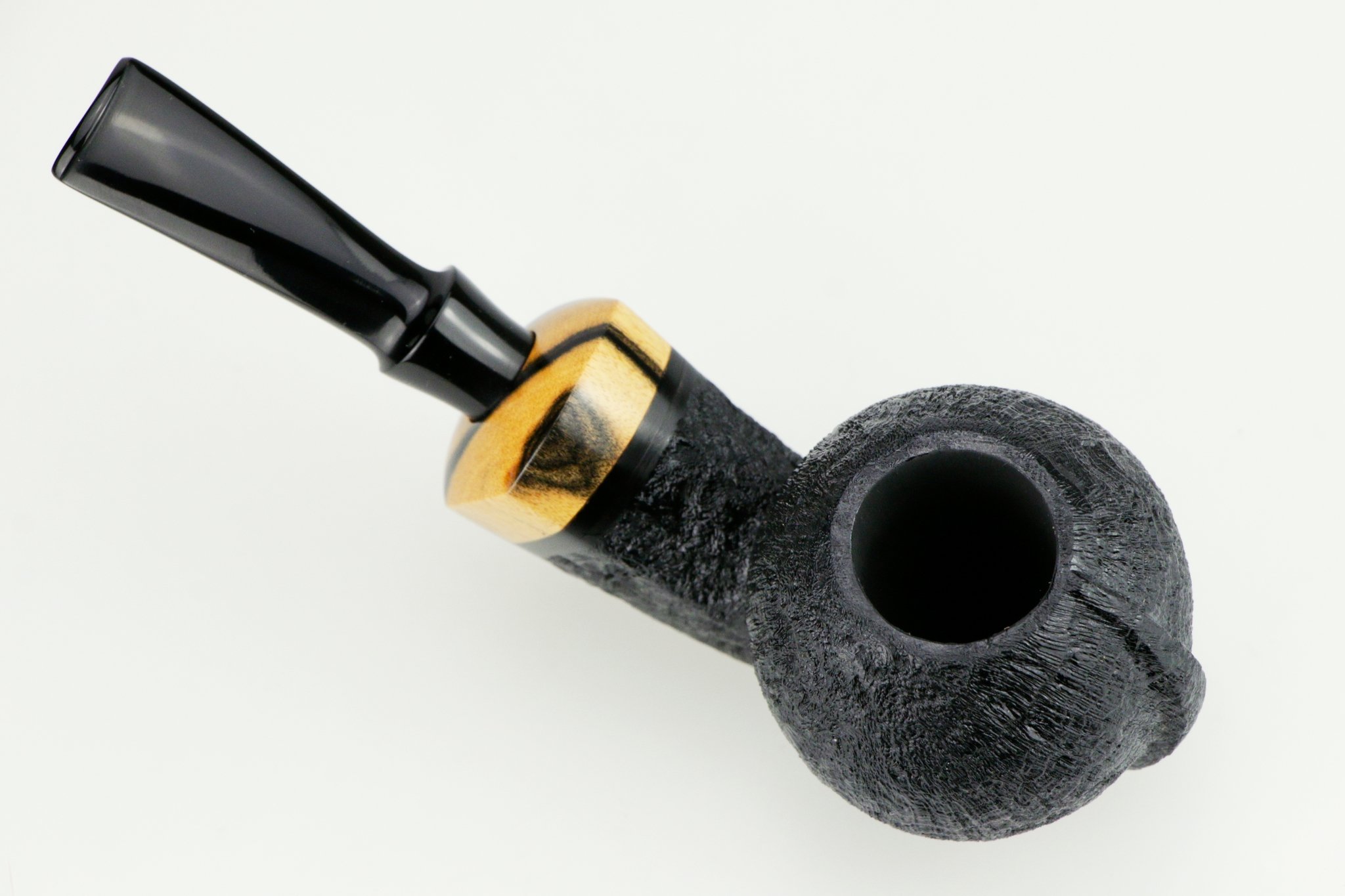 Sabina_Pipes_Sandblasted_Bent_Apple_with_Black_and_White_Ebony_03