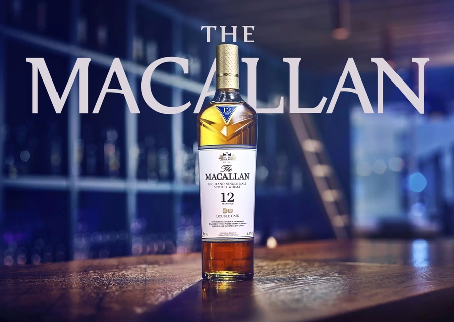 Eine Flasche Macallan 12 Years Double Cask Whisky vor blauem Hintergrund.